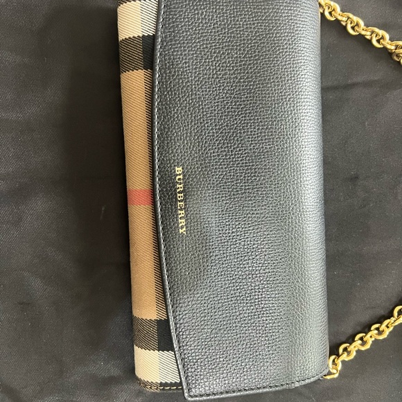 This Burberry Henley Coca Check
Derby Leather Convertible Chain bag - Picture 10 of 14
